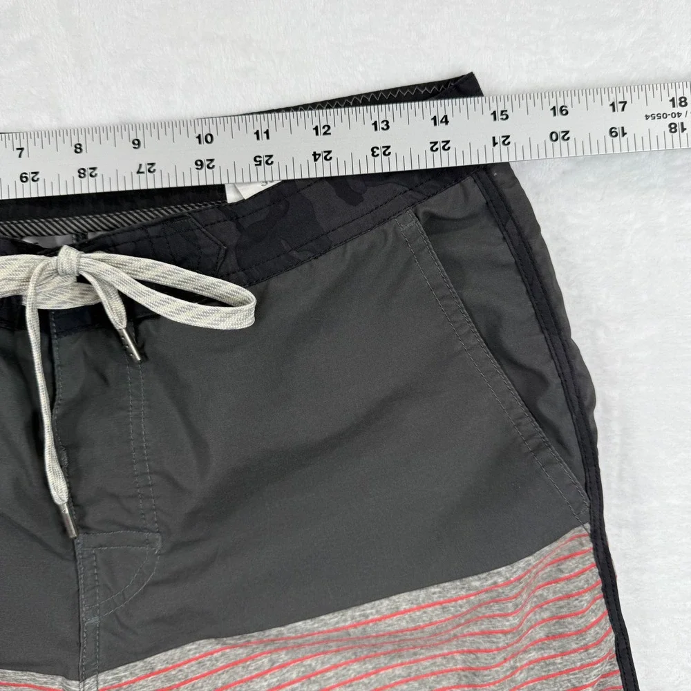 Vuori Men's Performance 4 Way Stretch‎ Board Shorts Size 30 Gray Red Stripe